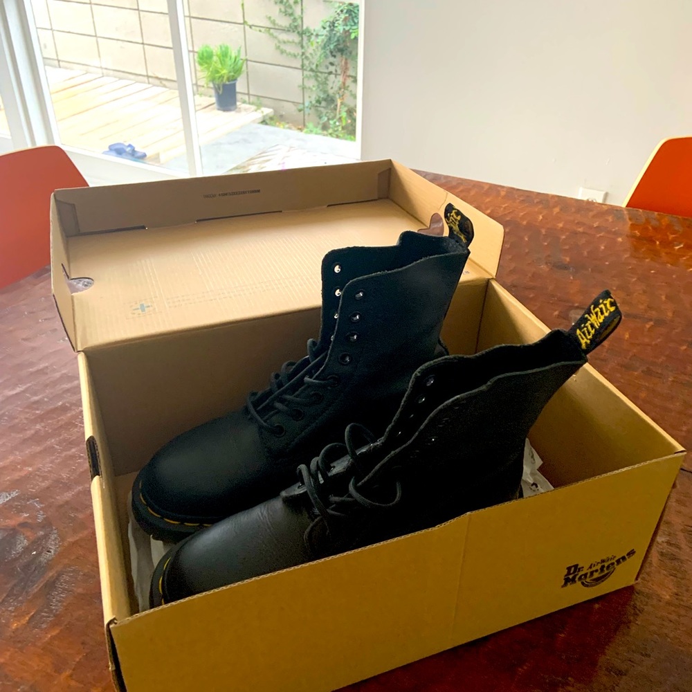 Nearly new dr martens! In perfect condition. Only worn a handful of times.